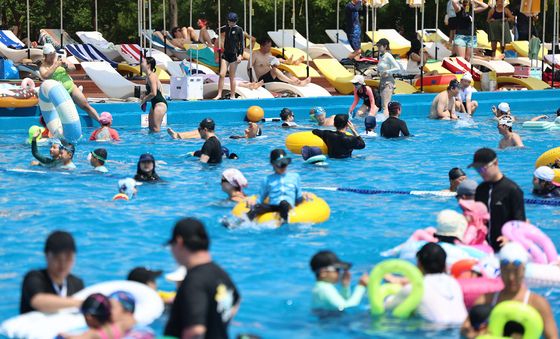 물놀이 즐기는 시민들