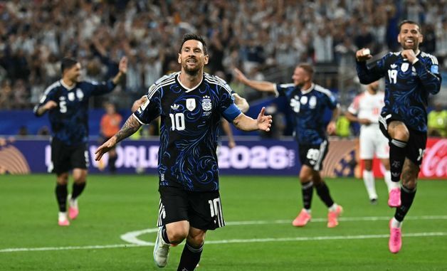 '축구 신' 메시, 조별리그 전 경기 득점