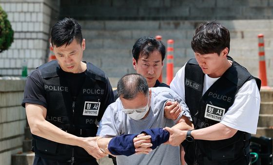 '일민미술관 흉기 난동' 70대 男 법원 출석