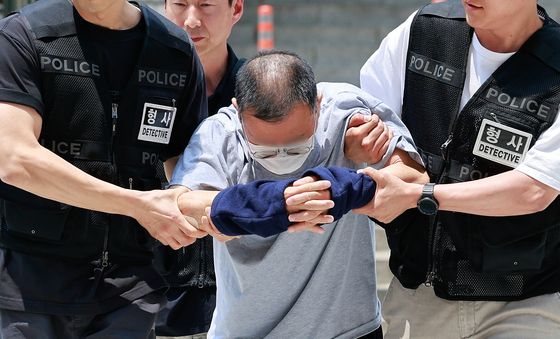 절뚝이며 영장심사 출석하는 '흉기난동' 70대 남성