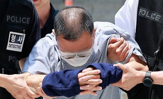 절뚝이며 영장심사 출석하는 '흉기난동' 70대 남성