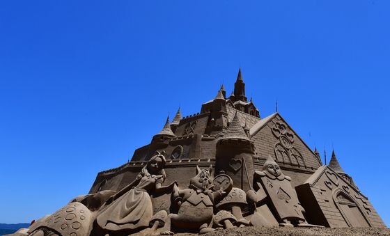 모래성으로 세워진 이상한 나라의 엘리스