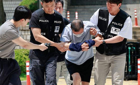 '묵묵부답' 법정 향하는 흉기난동 70대 남성