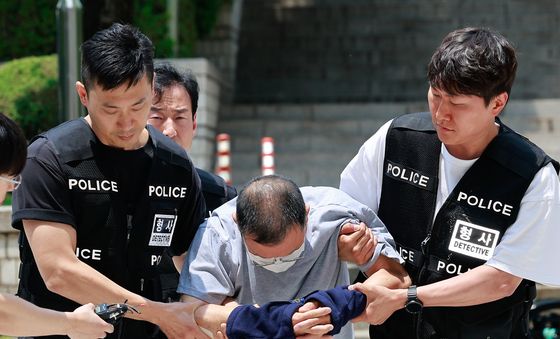 '묵묵부답' 법정 향하는 흉기난동 70대 남성