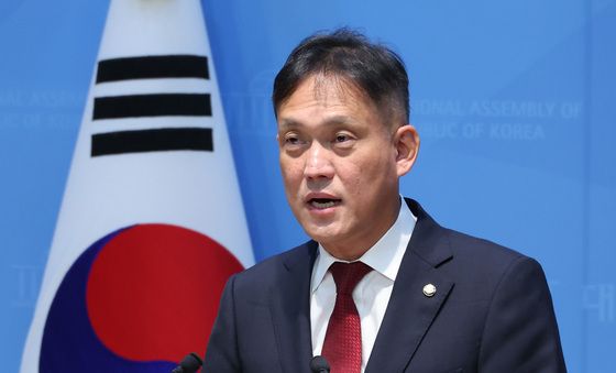 기자회견하는 김태규 원새수석대변인