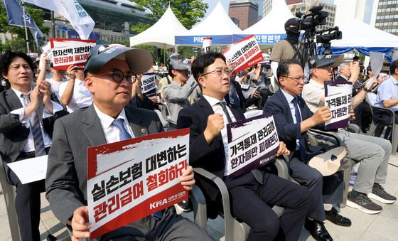거리로 나선 의사들, 관리급여 제도 반대