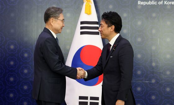 악수하는 조현·고이즈미 신지로