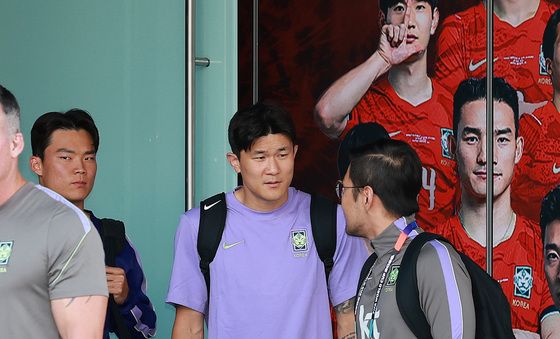 숙소 나서는 김민재