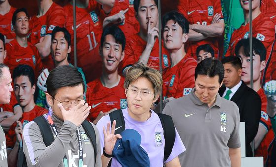 멕시코 팬들에게 손 흔드는 이강인