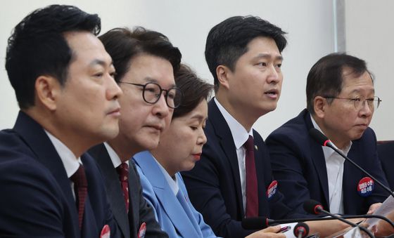 장동혁 대표 사퇴 요구 발언하는 우재준 청년 최고위원