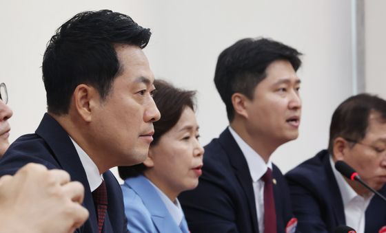 우재준 최고위원 발언 듣는 장동혁 대표
