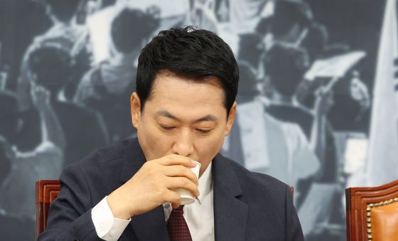 물 마시는 장동혁 대표