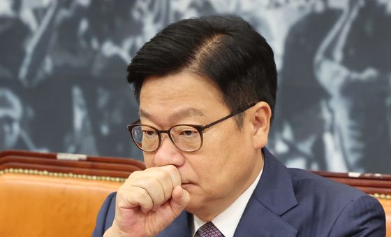 생각에 잠긴 정점식 원내대표
