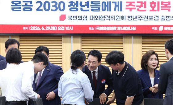 올공 청년들과 인사하는 장동혁 대표