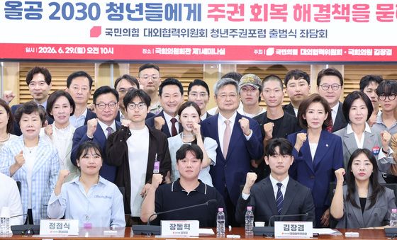 기념 촬영하는 장동혁 대표