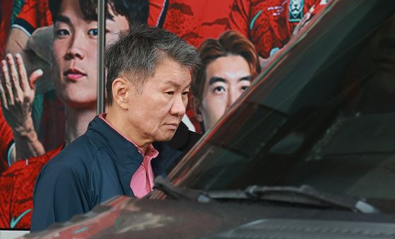 대표팀 숙소 나서는 정몽규 대한축구협회장