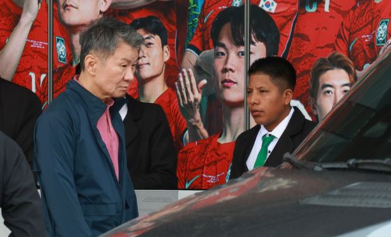 호텔 나서는 정몽규 대한축구협회장