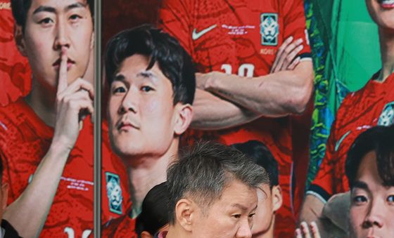 대표팀 출발 후 숙소 나서는 정몽규 대한축구협회장