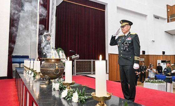 6·25 전사자 향해 경례하는 김규하 육군참모총장