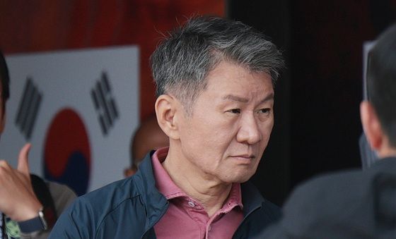 대표팀 숙소 나서는 정몽규 회장