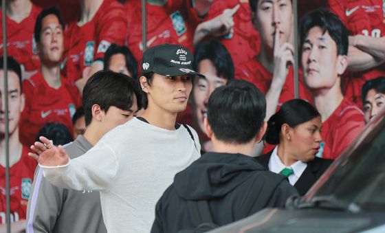 조규성 '시크한 인사'