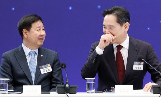 대화하는 구윤철 부총리·이재용 회장