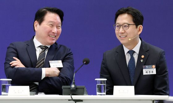 대화하는 배경훈 부총리·최태원 회장