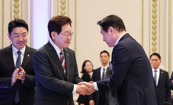 인사 나누는 이재명 대통령·최태원 회장