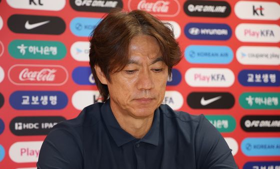 침통한 표정의 홍명보 감독
