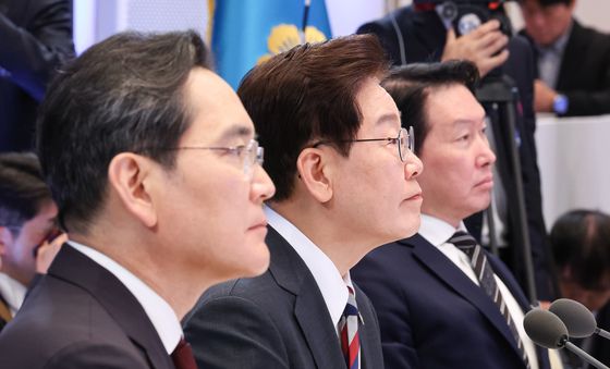 3대 메가프로젝트 발표 듣는 이재명 대통령·이재용·최태원 회장