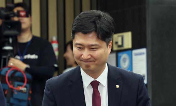 의총 참석하는 우재준 의원
