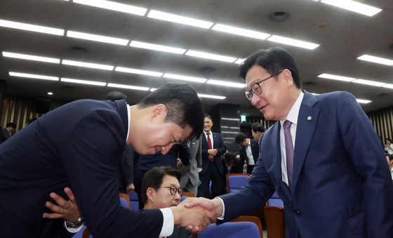 악수 나누는 정점식·우재준