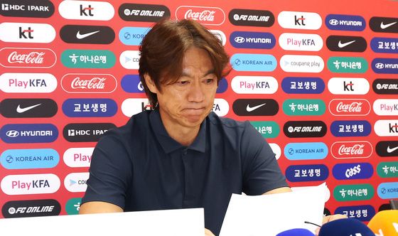 무거운 표정의 홍명보
