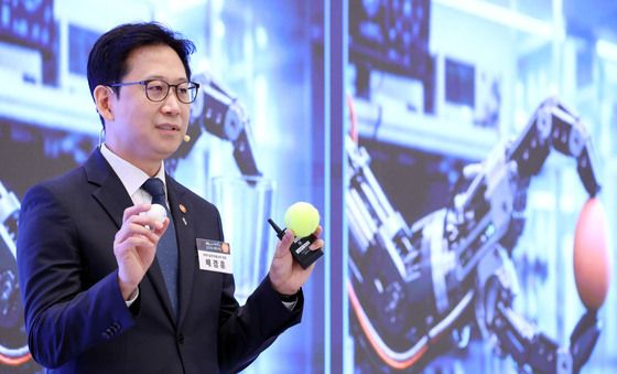 피지컬 AI·데이터센터 관련 발표하는 배경훈 부총리