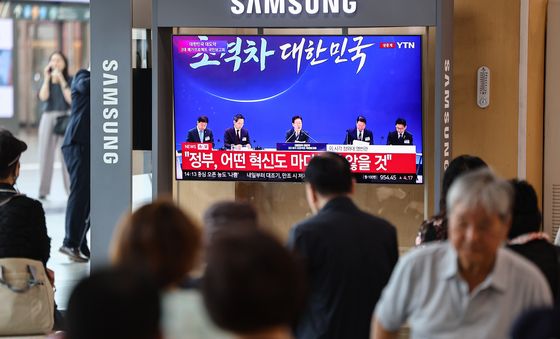 3대 메가프로젝트 국민보고회 시청하는 시민들