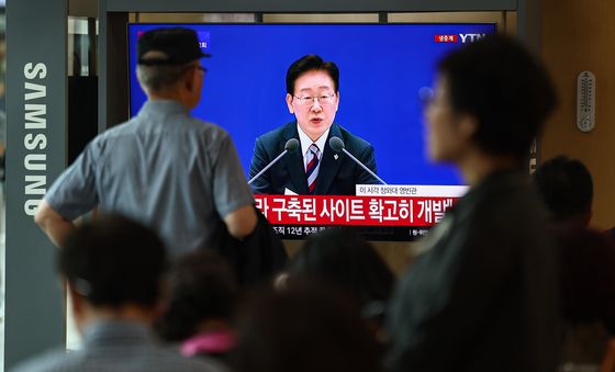 3대 메가프로젝트 국민보고회 시청하는 시민들