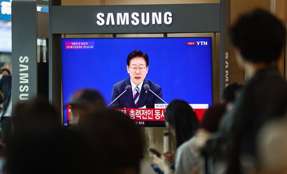 3대 메가프로젝트 국민보고회 시청하는 시민들