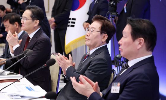 박수치는 이재명 대통령·이재용·최태원 회장