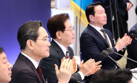 박수치는 이재명 대통령·이재용·최태원 회장