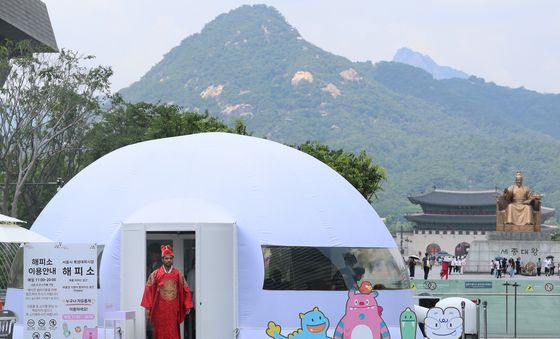 폭염 피하는 외국인 관광객들