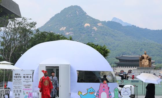 폭염 대피시설 이용하는 외국인 관광객들