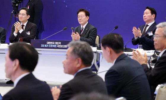 발표 청취 후 박수치는 이재명 대통령