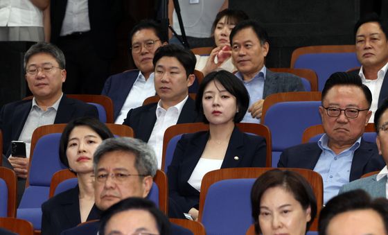 의총 자리한 배현진 의원