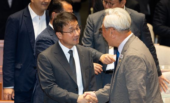 이재강 의원과 인사 나누는 한병도 민주당 대표 직무대행