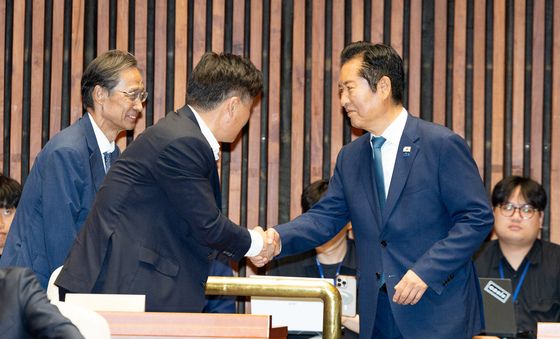 의원들과 인사 나누는 정청래 전 대표