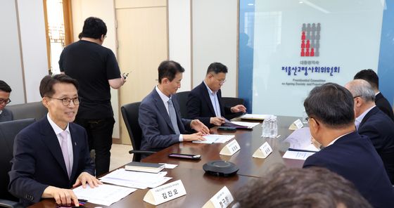 가족(청년) 관계.소통 역량 지원방안 관계부처 회의 주재하는 김진오 부위원장