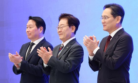 박수치는 이재명 대통령·이재용·최태원 회장