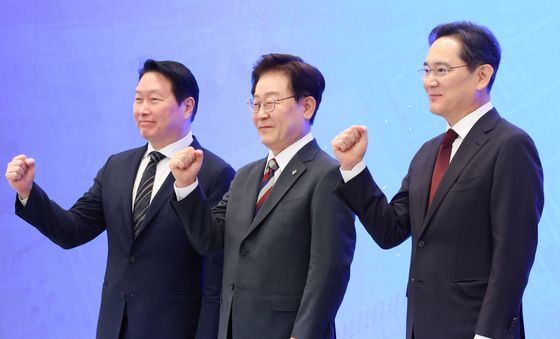 파이팅 포즈 취하는 이재명 대통령·이재용·최태원 회장