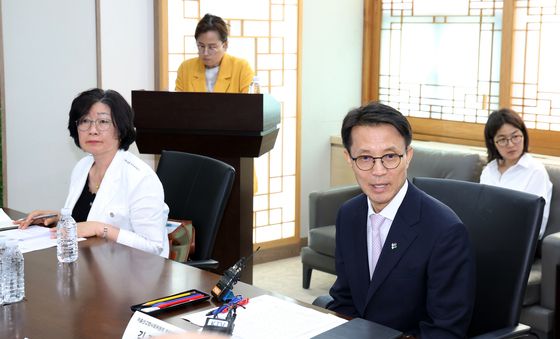 가족 관계.소통 역량 지원방안 관계부처 회의 발언하는 김진오 부위원장