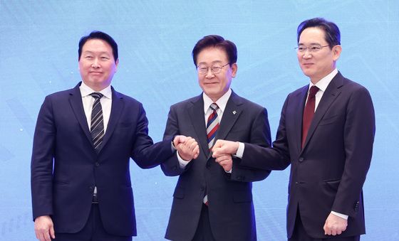 손 잡은 이재명 대통령·이재용·최태원 회장
